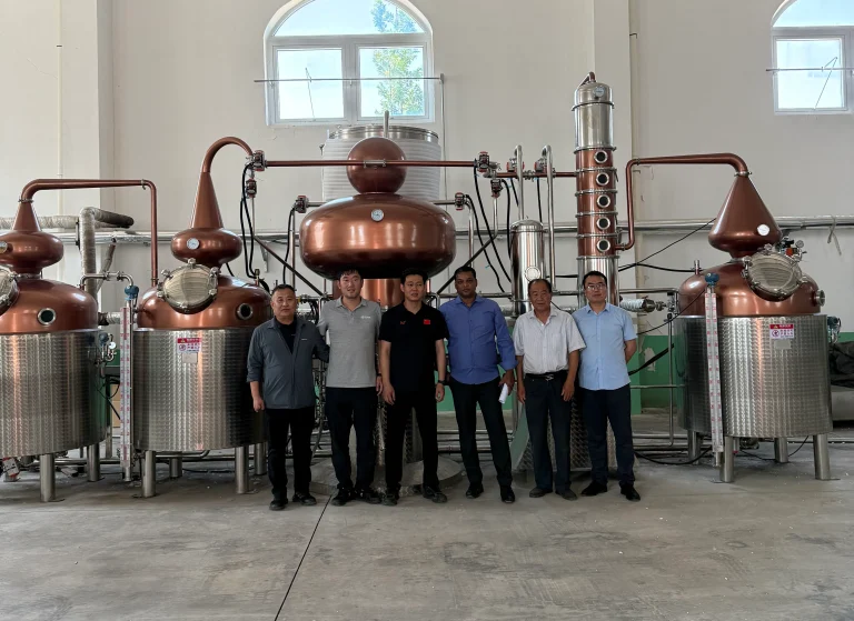 Clientes de Sri Lanka visitan ZR Brew para conocer los equipos de destilación y las soluciones para la elaboración de vino de frutas